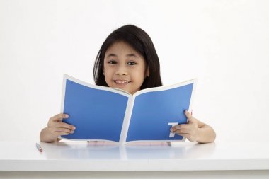 Beyaz arka plan üzerine küçük okuma ders kitabı