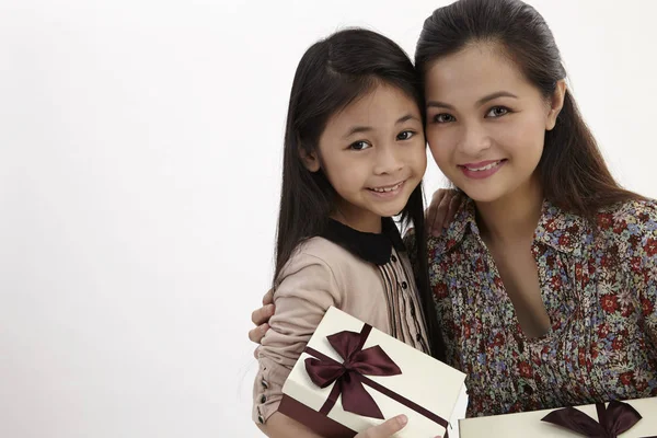 Malaiische Mutter Und Tochter Mit Geschenkboxen — Stockfoto