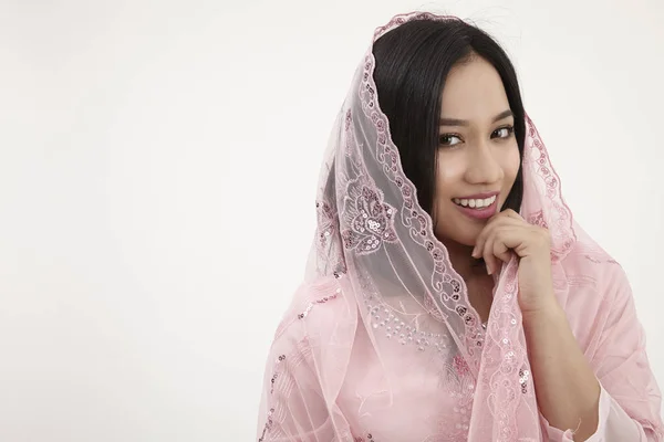 マレー女性がスタジオでポーズをとってピンク Baju Kurung 伝統的な服を着て — ストック写真