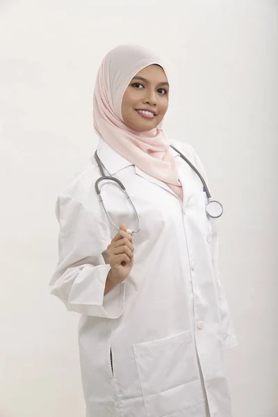 Μαλέι Γυναίκα Γιατρό Σχετικά Λευκό Φόντο — Φωτογραφία Αρχείου