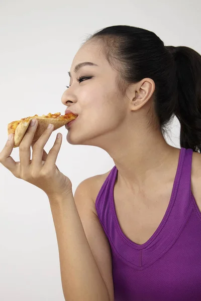 Mujer China Disfrutando Comer Pizza — Foto de Stock