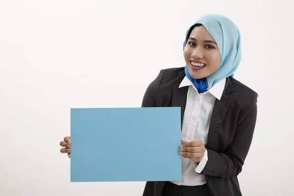Malaiische Geschäftsfrau Mit Tudung Hält Ein Plakat — Stockfoto