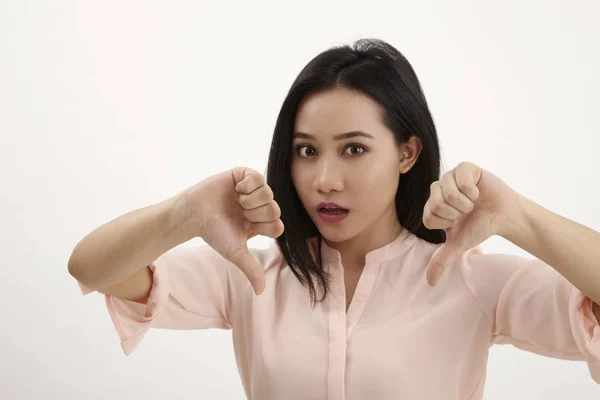 Mujer Malaya Enojada Con Pulgar Hacia Abajo — Foto de Stock