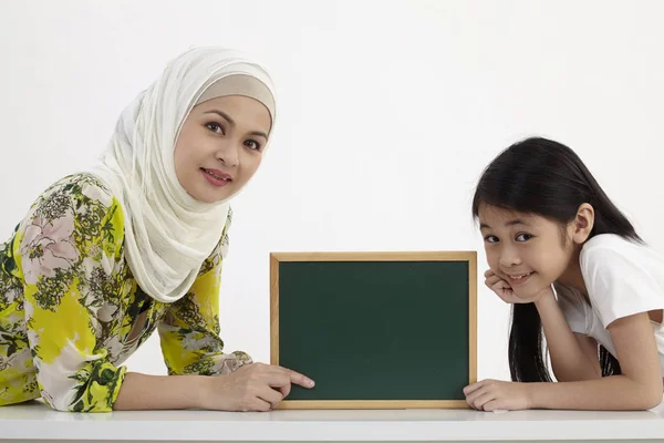 Mothher Dochter Bedrijf Kleine Blackboard — Stockfoto