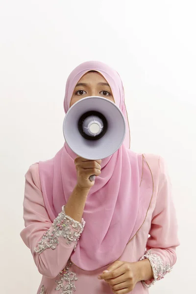 Mujer Malaya Hablando Megáfono Haciendo Anuncio Público Aislado Blanco — Foto de Stock