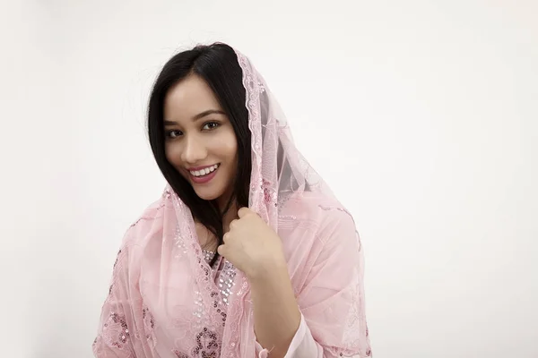 マレー女性がスタジオでポーズをとってピンク Baju Kurung 伝統的な服を着て — ストック写真