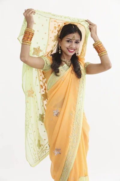 Indická Žena Tradičním Oblečení Kryt Sama Šálou — Stock fotografie
