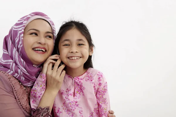 Fechar Menina Animado Mãe Ouvindo Telefone Celular — Fotografia de Stock