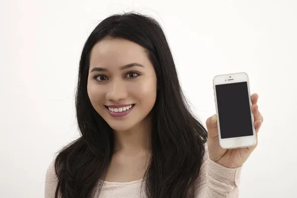 Maleis Vrouw Toon Een Lege Dosplay Smartphone — Stockfoto