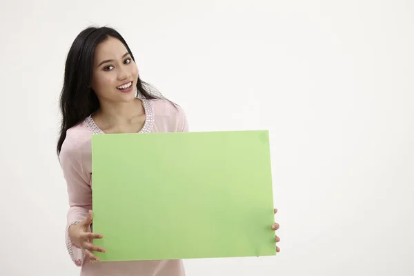 Malayo Usando Baju Kurung Sosteniendo Una Tarjeta Blanco — Foto de Stock