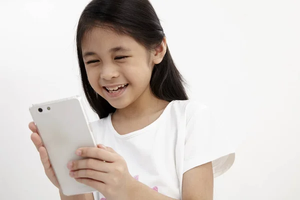 Infância Tecnologia Menina Bonito Usando Telefone Inteligente Isolado Branco — Fotografia de Stock