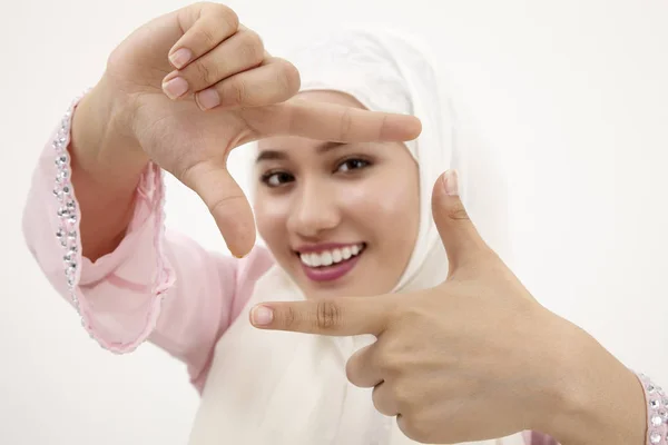 Mujer Malaya Con Tudung Con Las Manos Mostrando Gesto Composición —  Fotos de Stock