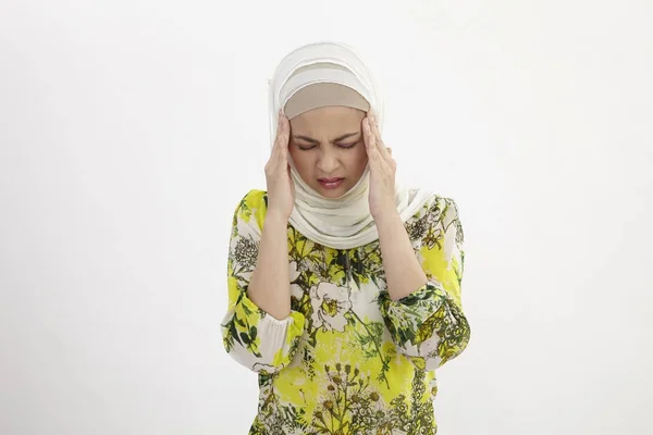Malajski Kobieta Cierpi Straszny Ból Głowy — Zdjęcie stockowe