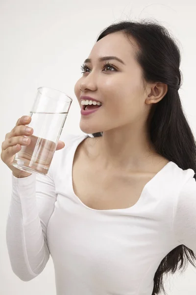 Mujer Malaya Sosteniendo Vaso Agua —  Fotos de Stock