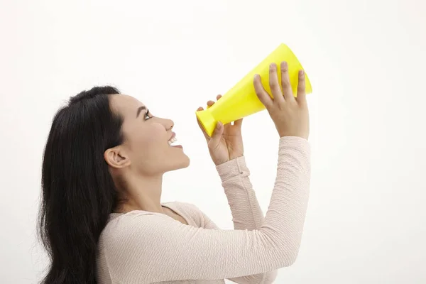 Mujer Malaya Usando Megáfono Amarillo Sobre Fondo Blanco — Foto de Stock