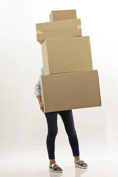 Mujer Llevando Pila Cajas Marrones Que Esconde Detrás Cajas — Foto de Stock