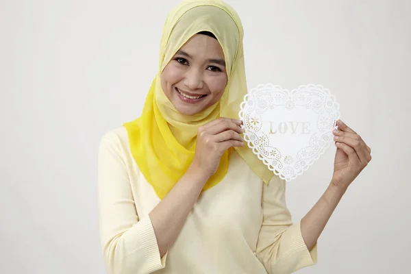 马来女子手持心形纸板 — 图库照片
