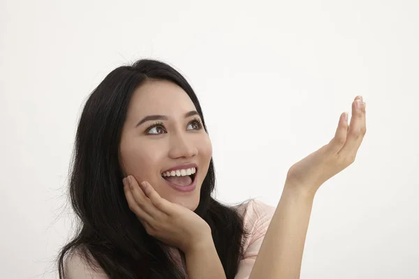 Retrato Una Mujer Sonriente Mirando Hacia Arriba Aislada Blanco — Foto de Stock