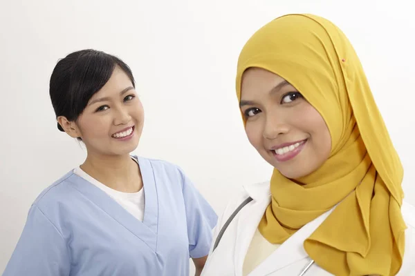 Asiatische Krankenschwester Und Arzt Auf Dem Weißen Hintergrund — Stockfoto