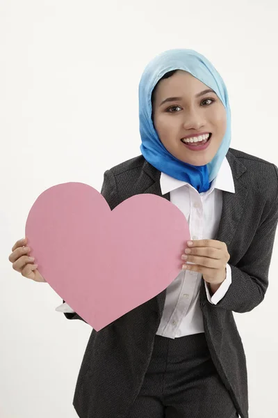 Малайская Деловая Женщина Тудунгом Держащая Плакат Форме Сердца — стоковое фото