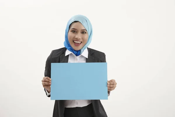 Malay Kadını Ile Bir Afiş Tutarak Tudung — Stok fotoğraf