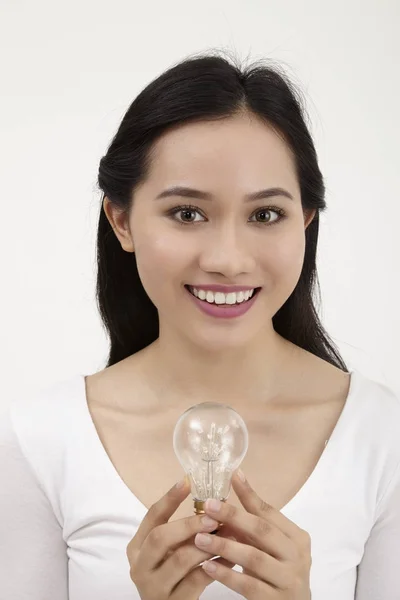 Malajiska Kvinna Som Håller Glödlampan Idé Koncept — Stockfoto