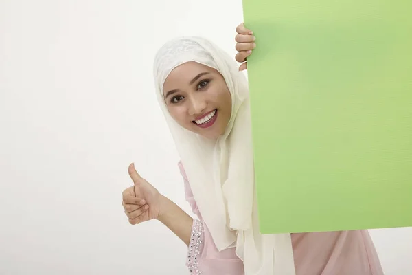 Mujer Malaya Con Tudung Detrás Pancarta Verde — Foto de Stock