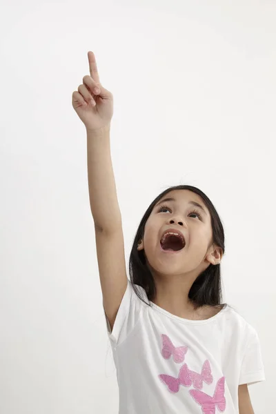 Niños Apuntando Hacia Arriba Sobre Fondo Blanco —  Fotos de Stock