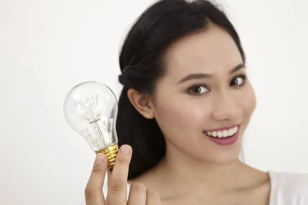 Malajiska Kvinna Som Håller Glödlampan Idé Koncept — Stockfoto