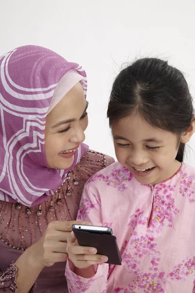 Close Menina Animada Mãe Fazendo Chamada Vídeo Com Telefone Inteligente — Fotografia de Stock