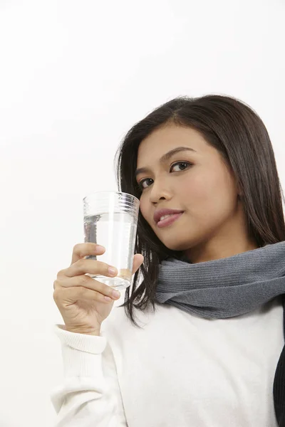 Mujer Malaya Sosteniendo Vaso Agua —  Fotos de Stock