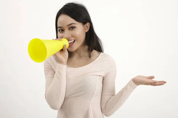 Beyaz Zemin Üzerine Sarı Megafon Kullanan Malay Kadın — Stok fotoğraf