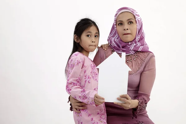 Mãe Malaia Filha Segurando Placa Cartão Forma Casa Com Expressão — Fotografia de Stock
