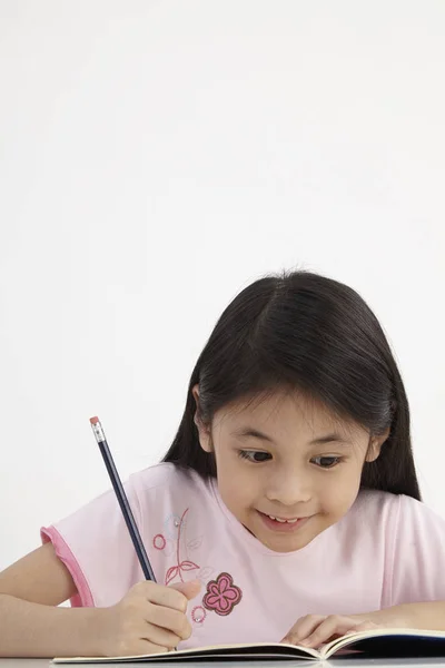 Menina Escrevendo Fazendo Lição Casa — Fotografia de Stock