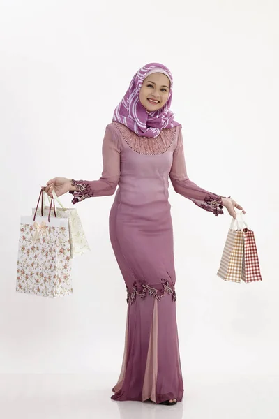 Mulher Malaia Com Sacos Compras Fundo Branco — Fotografia de Stock