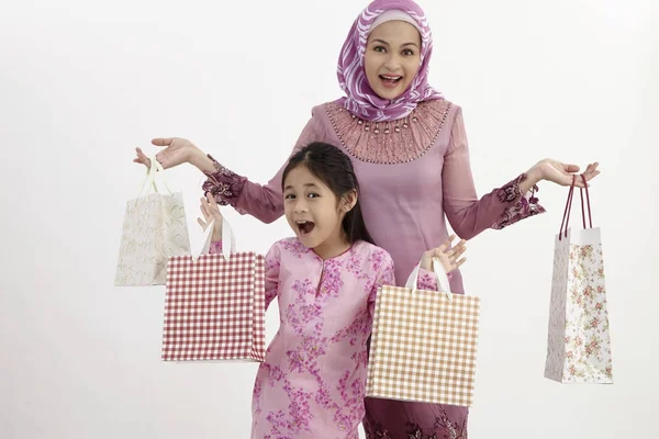 Estúdio Filmagem Mãe Filha Com Sacos Compras — Fotografia de Stock