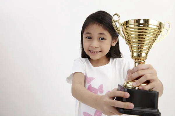 Chica Malaya Sosteniendo Trofeo Oro —  Fotos de Stock