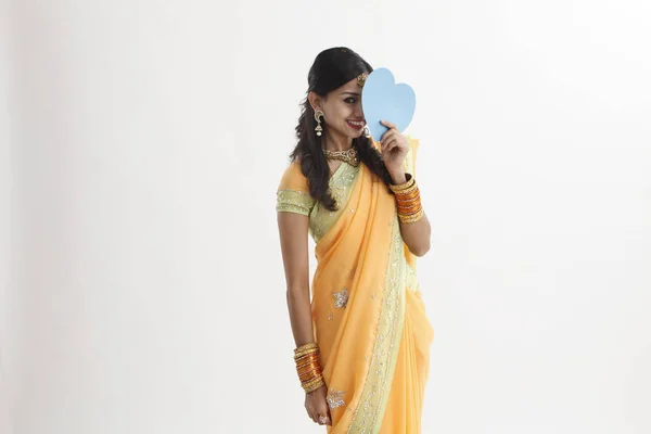 Ινδική Γυναίκα Που Κρατά Ένα Εξώφυλλο Χαρτί Σχήμα Καρδιάς Τον — Φωτογραφία Αρχείου