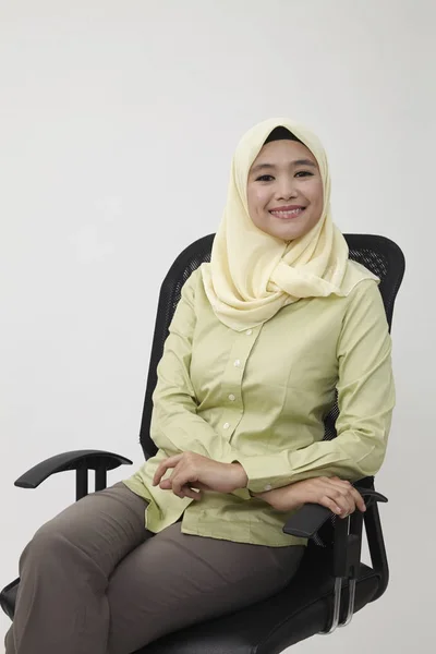 Glad Malaysiska Business Kvinna Sitter Stol — Stockfoto