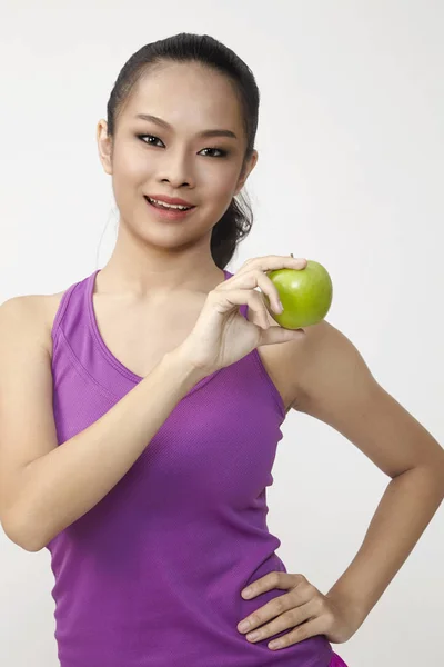 Menina Chinesa Bonita Aparência Saudável Branco Segurando Uma Maçã Verde — Fotografia de Stock