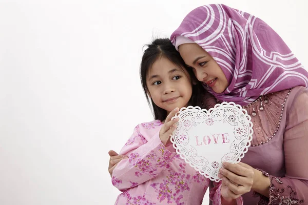 Mulher Malaia Com Com Filha Segurando Banner Forma Coração Juntos — Fotografia de Stock