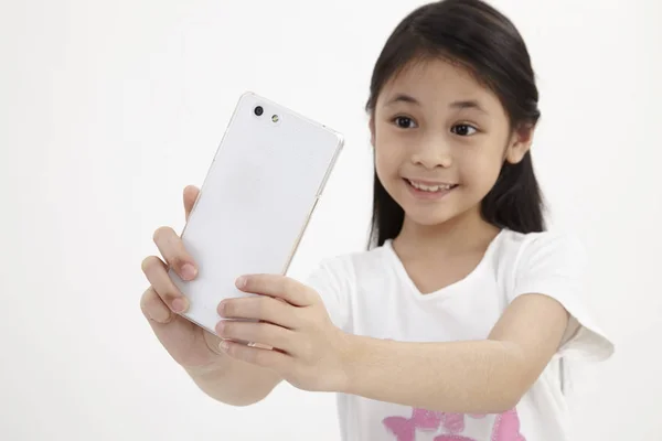 Infância Tecnologia Menina Bonito Usando Telefone Inteligente Isolado Branco — Fotografia de Stock