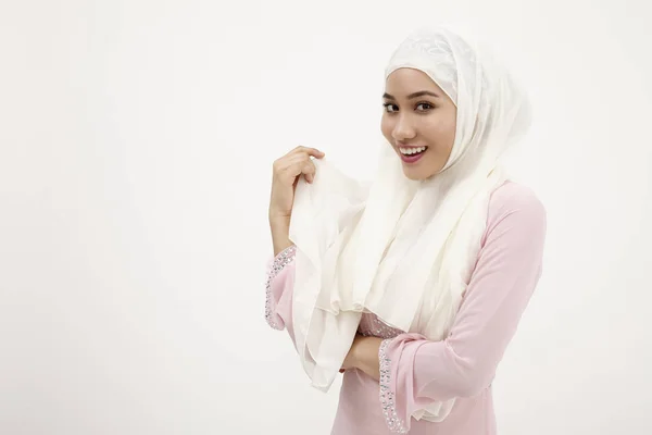 Vertrauensvolle Malaiische Frau Mit Rosa Baju Kurung Schaut Die Kamera — Stockfoto