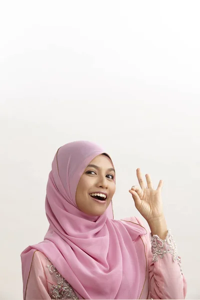 Malajsky Žena Tudung Rukou Znamení — Stock fotografie