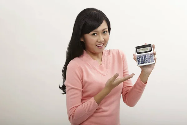 Hesap Makinesi Görünümünü Gösteren Malay Kadın — Stok fotoğraf