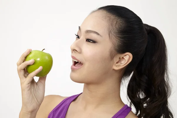 Menina Chinesa Bonita Aparência Saudável Branco Segurando Uma Maçã Verde — Fotografia de Stock