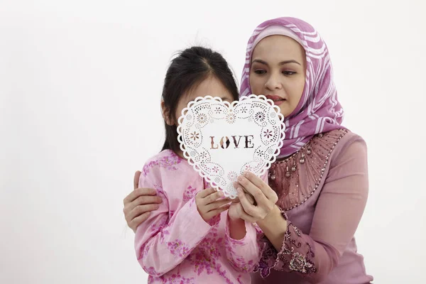 Malaiische Frau Mit Tochter Hält Ein Herzförmiges Banner Zusammen — Stockfoto