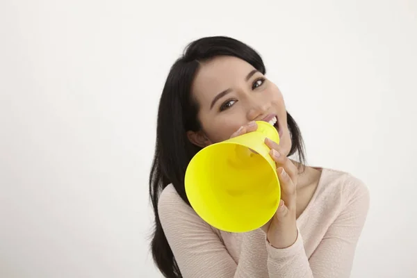 Malajiska Kvinna Med Gula Megafon Den Vita Bakgrunden — Stockfoto