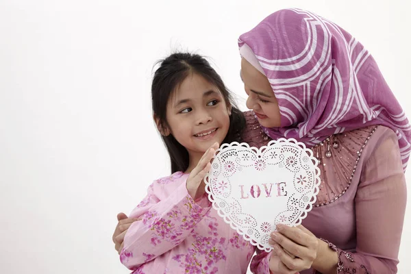 Mulher Malaia Com Com Filha Segurando Banner Forma Coração Juntos — Fotografia de Stock