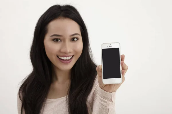 Mujer Malaya Muestran Una Dosis Blanco Teléfono Inteligente — Foto de Stock